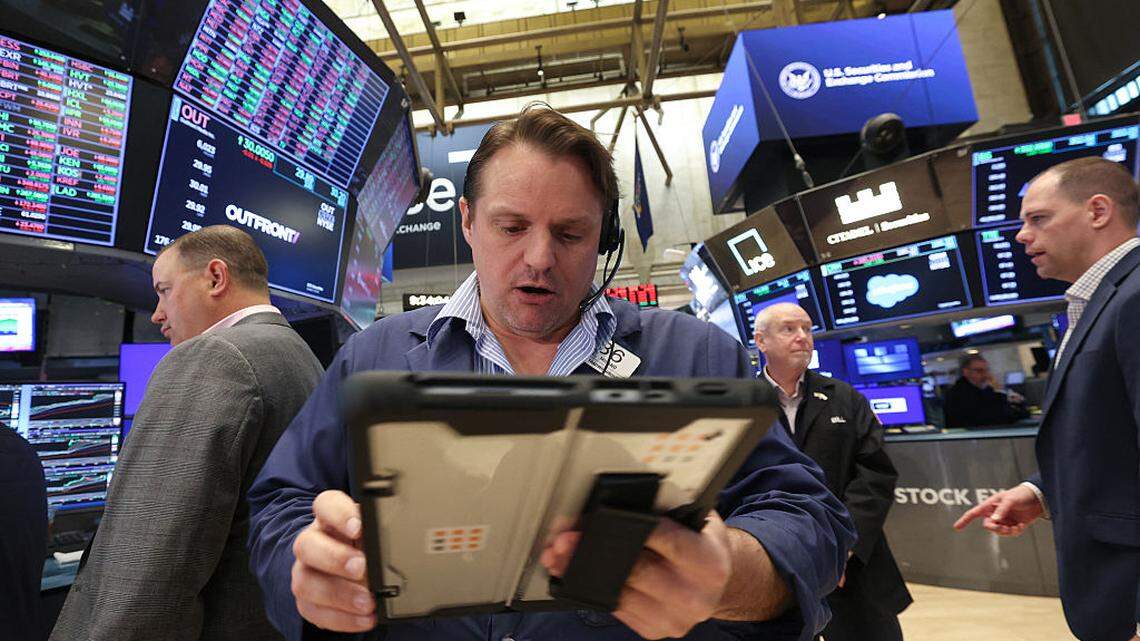 Operadores bursátiles trabajan en la Bolsa de Valores de Nueva York (NYSE, por sus siglas en inglés), el lunes, 20 de abril de 2026.