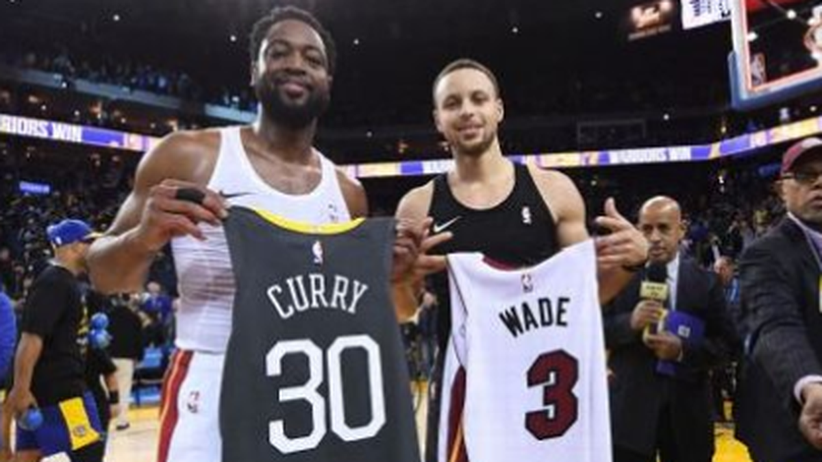 Dwyane Wade (izq.) y Stephen Curry intercambian camisetas al finalizar el partido entre el Heat y los Warriors, el 10 de febrero de 2019 en Oakland, California.