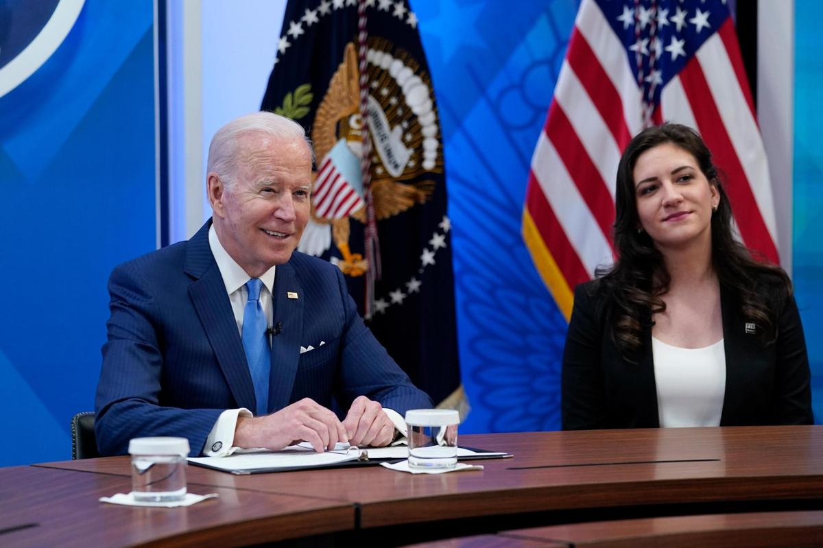El presidente Joe Biden habla con un grupo de pequeños empresarios, como la miamense Jennifer Arniella (der.), dueña de Unique Crafts by Jenn, en el South Court Auditorium de la Casa Blanca, en Washington, el 28 de abril.