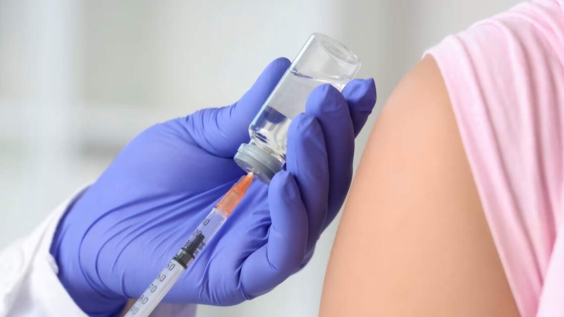 Las vacunas de la gripe y el covid‑19, ¿se ponen juntas o por separado?
