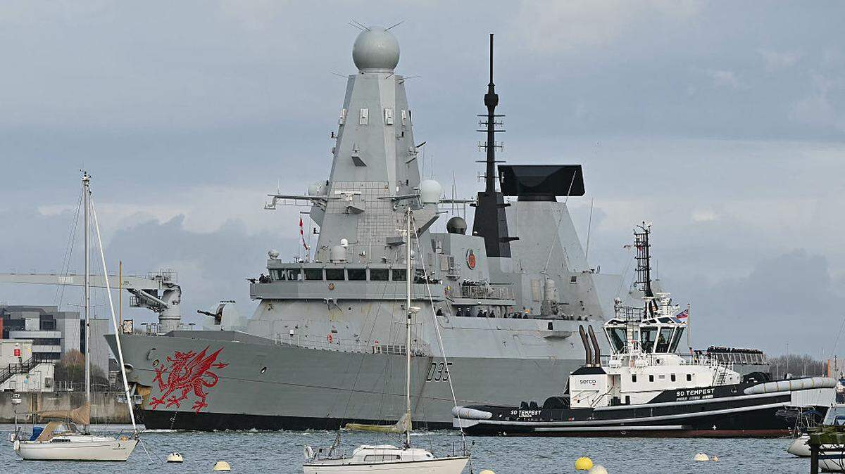 El HMS Dragon, un destructor de defensa aérea clase Daring Tipo 45 de la Royal Navy, es guiado por remolcadores operados por Serco Marine Services, mientras parte de la Base Naval de Su Majestad Portsmouth, en la costa sur de Inglaterra, el martes 10 de marzo de 2026.