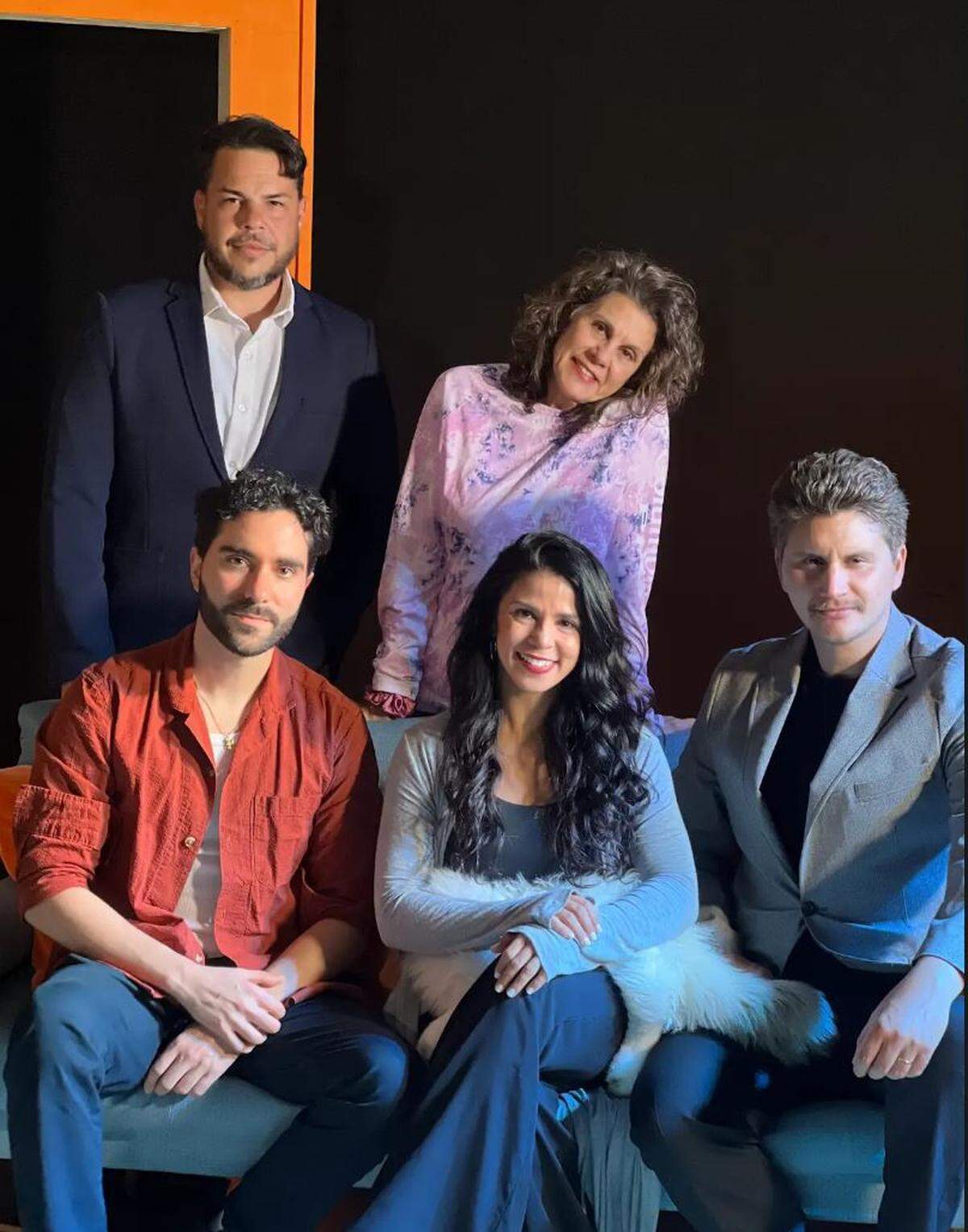 De pie, el actor José Luis Pérez y la directora, Marilyn Romero. Sentados, de izquierda a derecha, Eric Becerra, Vanessa Tamayo y Rodrigo Jerez.