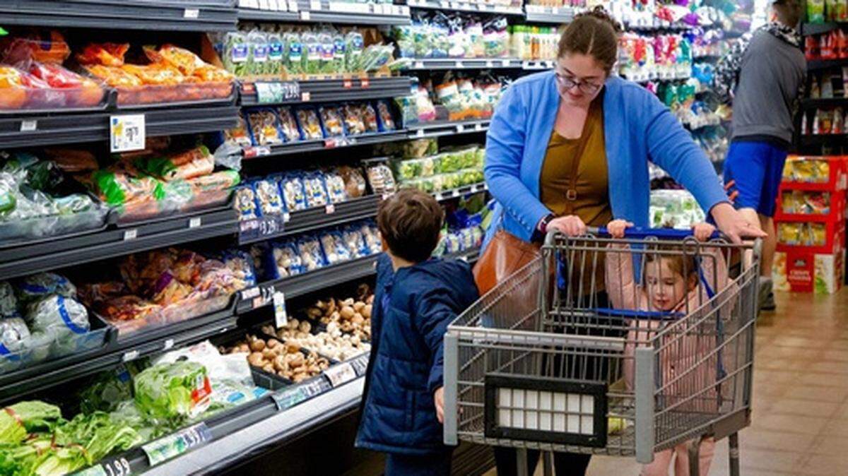 Una familia realiza compras en un supermercado de Oklahoma City, el 16 de febrero de 2025. El precio de los alimentos repuntó un 0.3% en junio, un dato similar al de mayo, impulsado por un alza del 1.4% en los costos de las bebidas no alcohólicas, un aumento del 2.2% del café (un rubro altamente expuesto a la relación con Brasil), un 0.9% en las frutas y verduras.