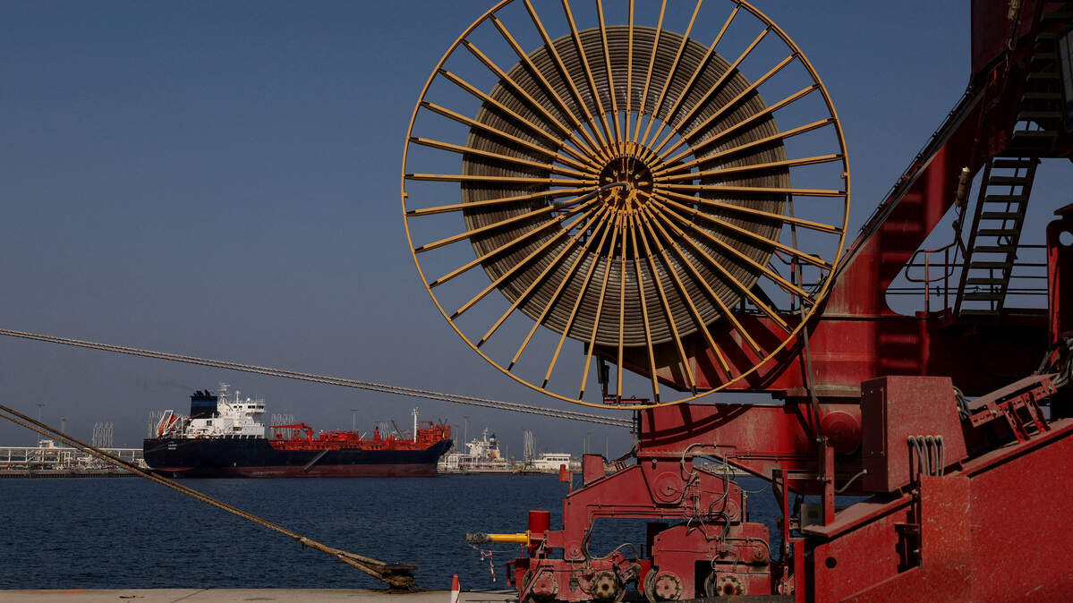 FOTO DE ARCHIVO: Un petrolero atracado en el puerto de Fujairah, mientras el conflicto entre Estados Unidos e Israel con Irán limita el tráfico marítimo en el estrecho de Ormuz, en Fujairah, Emiratos Árabes Unidos, 6 de mayo de 2026. REUTERS/Amr Alfiky/Fotografía de archivo