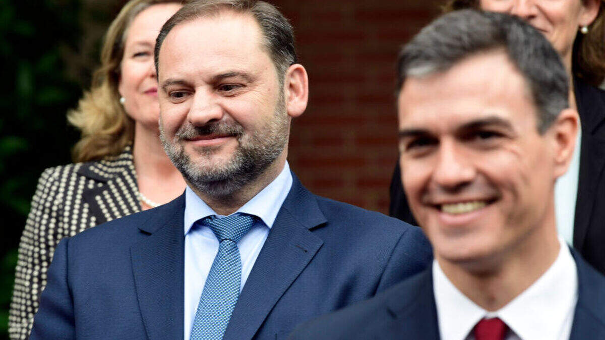 Foto de archivo que muestra a José Luis Ávalos (izq.), entonces ministro de desarrollo, junto al presidente del Gobierno español, Pedro Sánchez, tras la primera reunión del Gabinete, el 8 de junio de 2018, en el Palacio de la Moncloa, en Madrid.