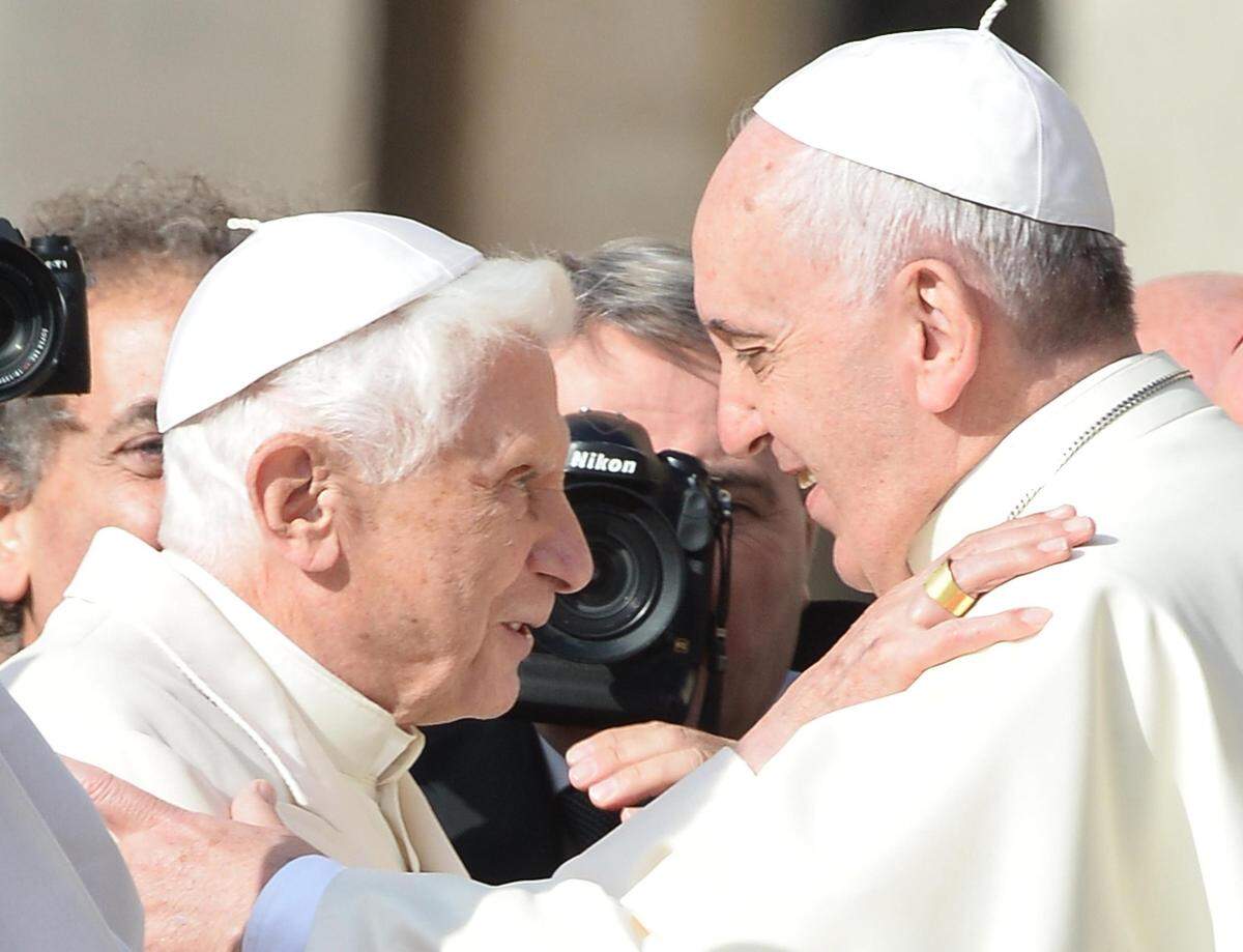Encuentro de dos papas, Francisco (derecha) y Benedicto XVI el 28 de septiembre de 2014.