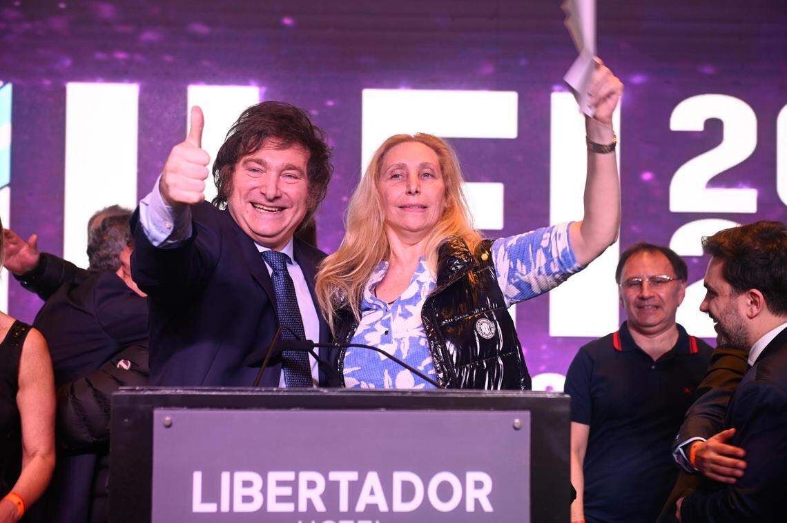  JAVIER MILEI (l), candidato presidencial del partido La Libertad Avanza, y su hermana Karina Milei son aclamados por sus partidarios después de que se anunciaran los resultados de las elecciones el 22 de octubre de 2023, en Buenos Aires.