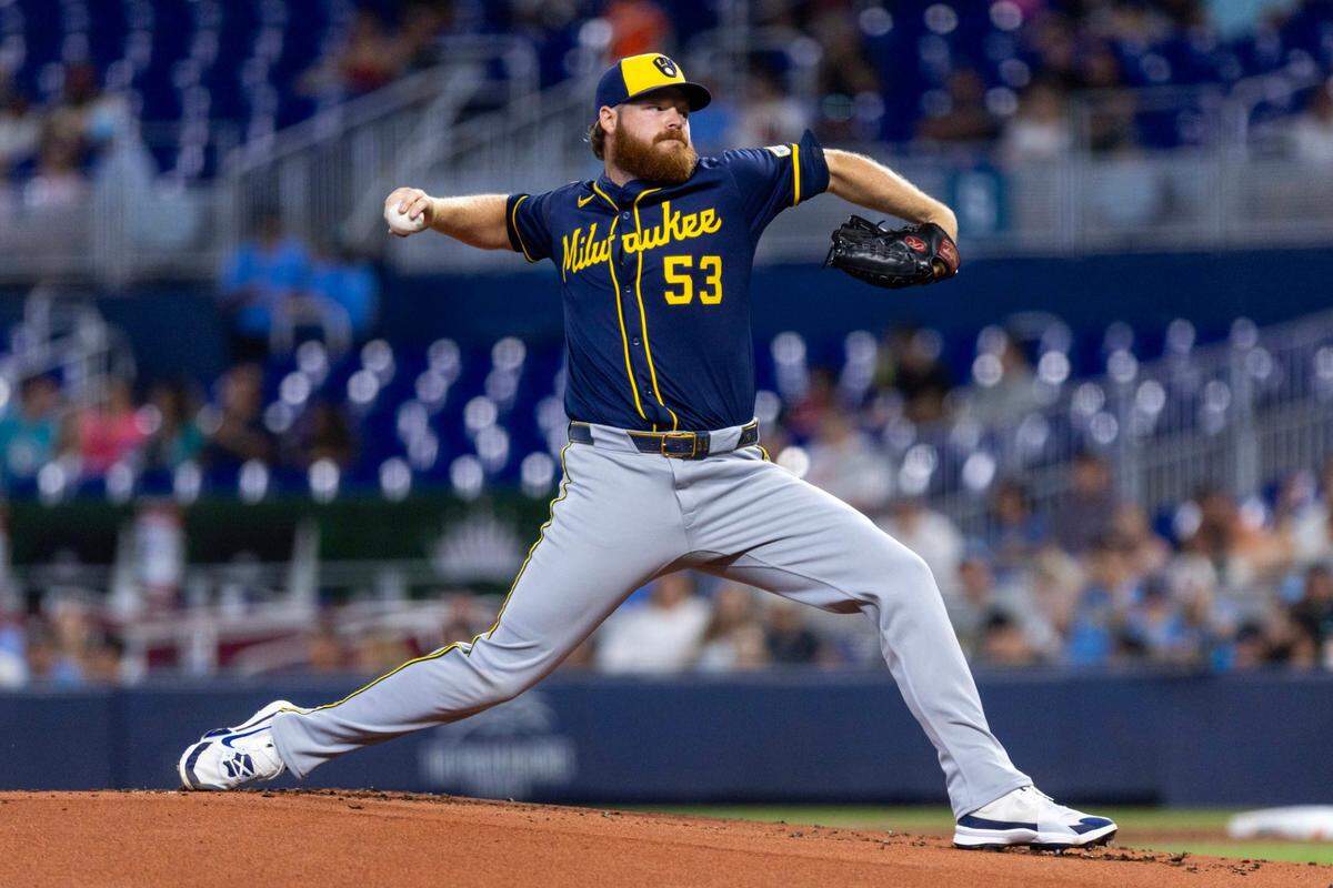 El abridor de los Cervceros Brandon Woodruff lanza en el primer inning del partido ante los Marlins, en el partido celebrado el 6 de julio de 2025 en Miami.