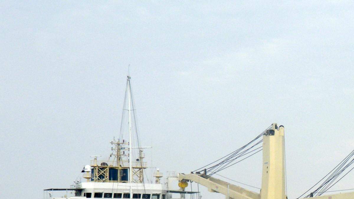 El buque de bandera china Da Dan Xia, que se dirigía a Cuba, fue detenido por las autoridades colombianas en el puerto de Cartagena. El buque tenía una gran cantidad de armamento con documentación irregular, según un funcionario de la fiscalía.
