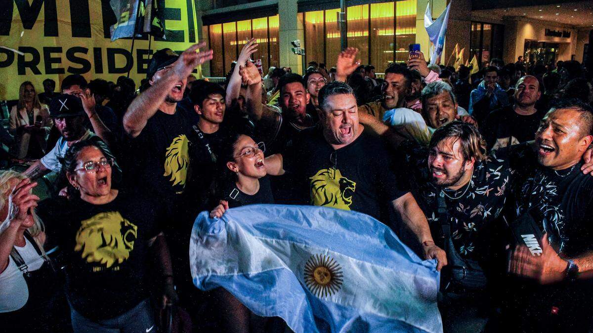 Simpatizantes del candidato de ultraderecha Javier Milei celebran los resultados de la primera vuelta de la elección presidencial argentina, el domingo 22 de octubre de 2023, en Buenos Aires. 