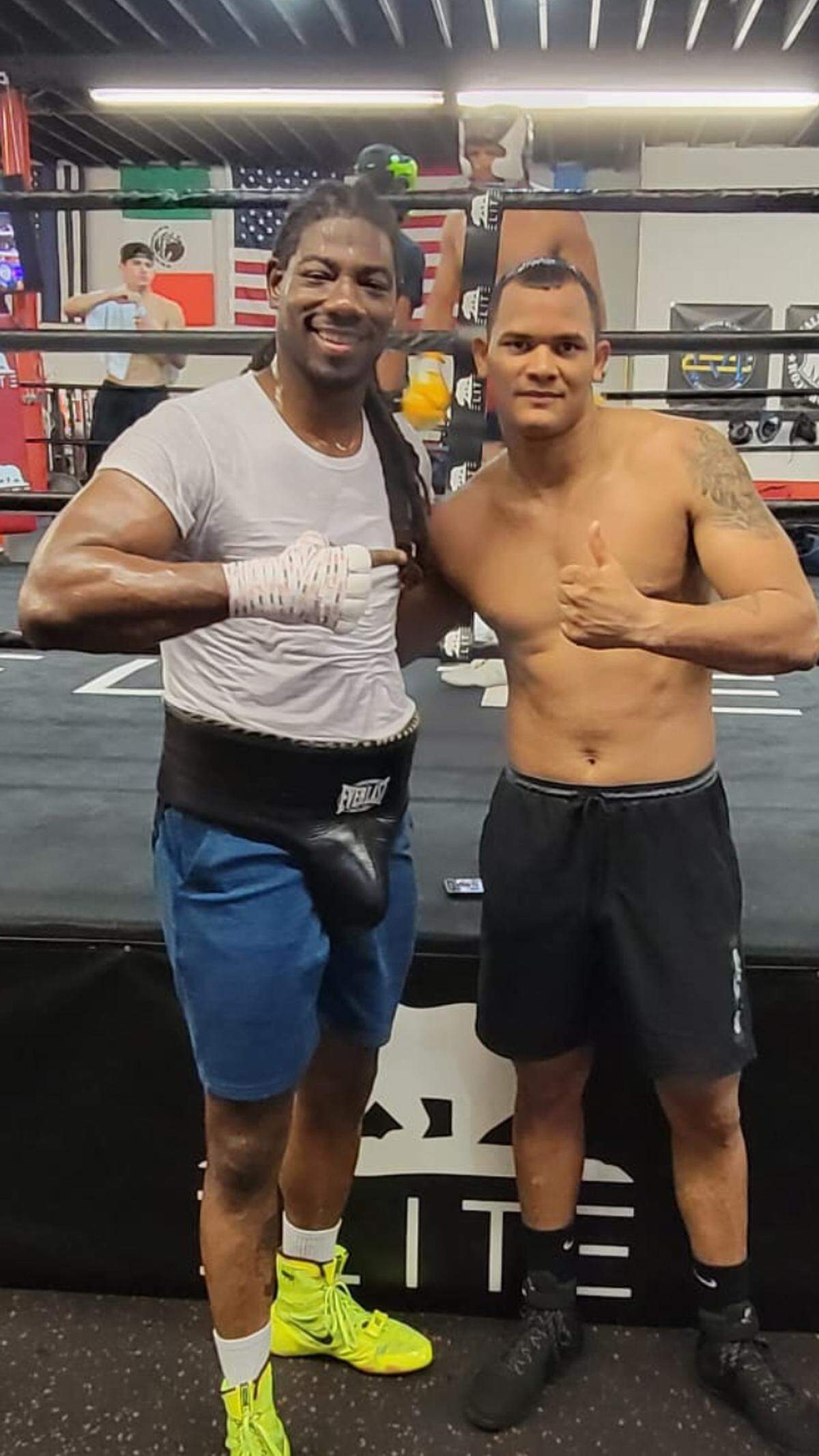 Geovany Bruzón junto a Charles Martin, el rival de Luis Ortiz este 1ro de enero en Fort Lauderdale.