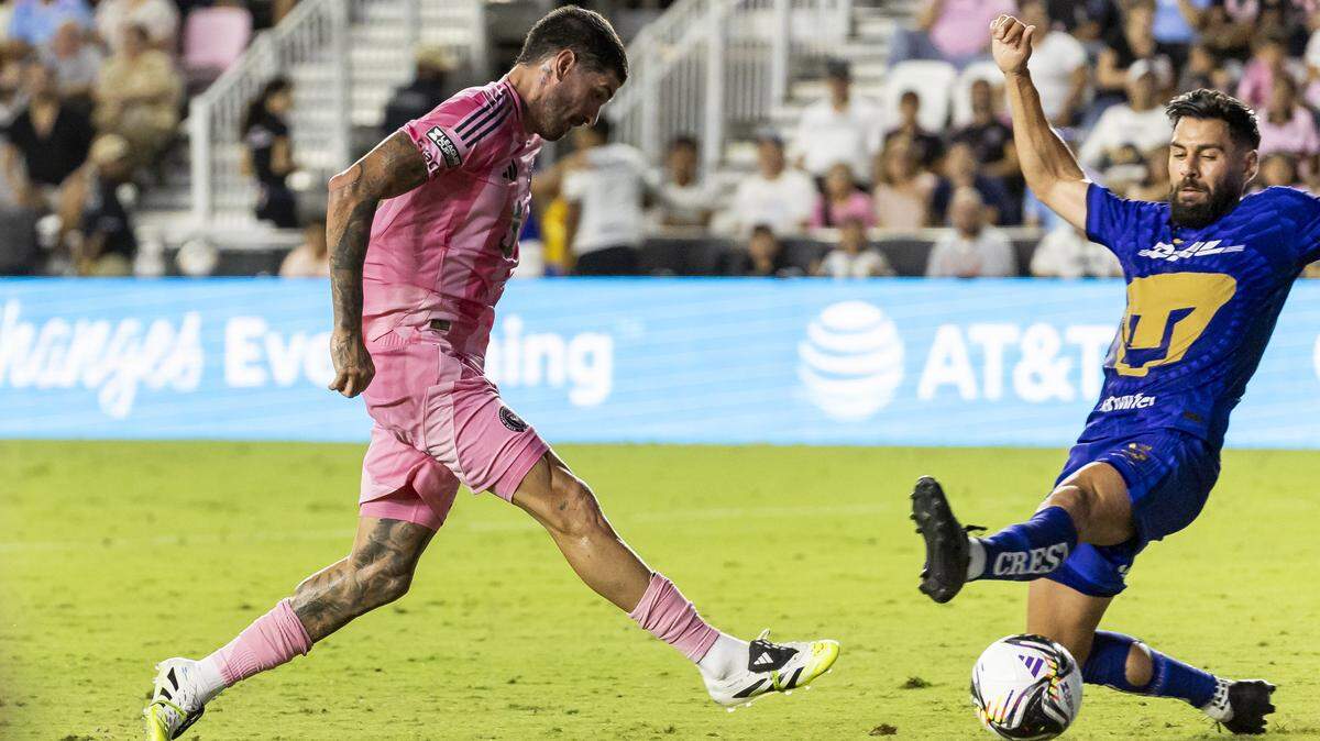 El mediocampista del Inter Miami Rodrigo de Paul (izq.) anotó el primer gol de su equipo ante los Pumas de la UNAM, en el partido de la Leagues Cup celebrado el 6 de agosto de 2025 en el Chase Stadium en Fort Lauderdale, Florida.