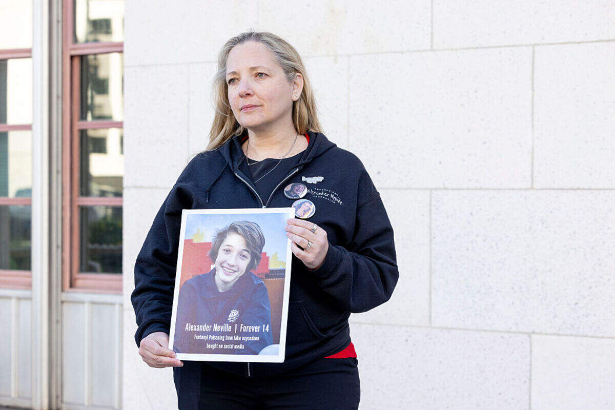 Amy Neville sostiene una fotografía de su hijo Alexander, quien murió a los 14 años por consumir fentanilo a través de las redes sociales, afuera del Tribunal Superior de Los Ángeles en el Palacio de Justicia de los Estados Unidos, miércoles el 18 de febrero de 2026 en Los Ángeles, California.