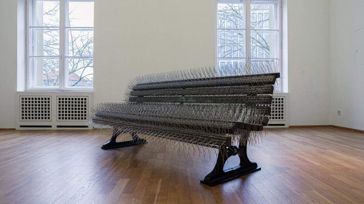 ‘Protected Area’, 2025, banco con púas, madera y hierro, 36 x 80 1/2 x 34 pulgadas.