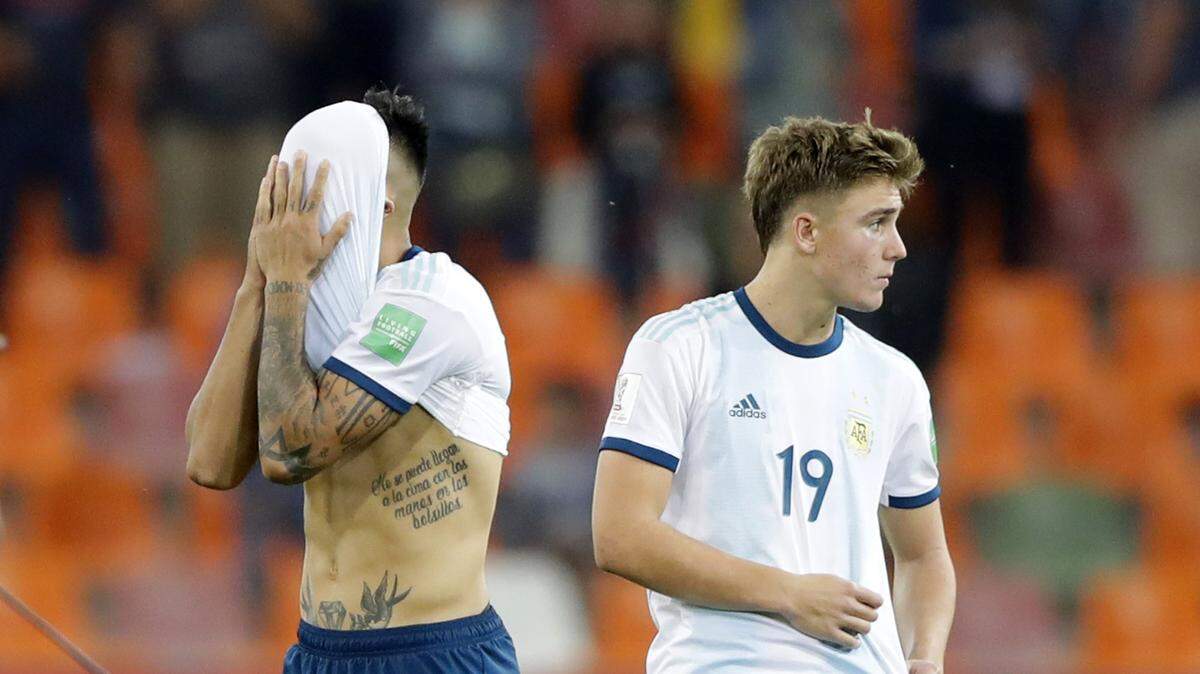 Los jugadores de Argentina Francisco Ortega (izq.) y Pedro De La Vega reaccionan tras la derrota en penales ante Mali en el partido de octavos de final del Mundial Sub-20 celebrado el 4 de junio de 2019 en Bielsko Biala, Polonia.
