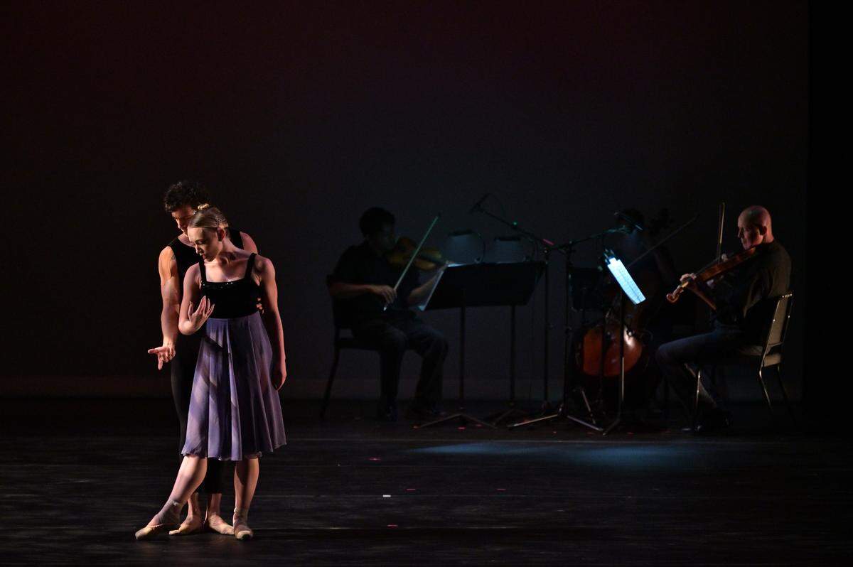 Anthony Seepersad (violín), Ross DeBardelaben (viola) y Ashley Garritson (chelo) acompañaron en vivo a los intérpretes de “Around Midnight”. Aquí aparecen junto a Selah Oliver y Fabián Morales.