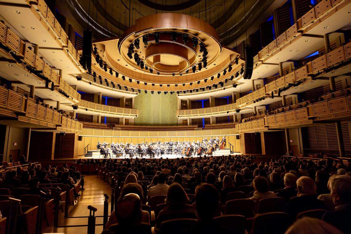 En el Knight Concert Hall del Arsht Center, “la Philadelphia Orchestra ‘sonó como un disco’. O aún mejor”. 