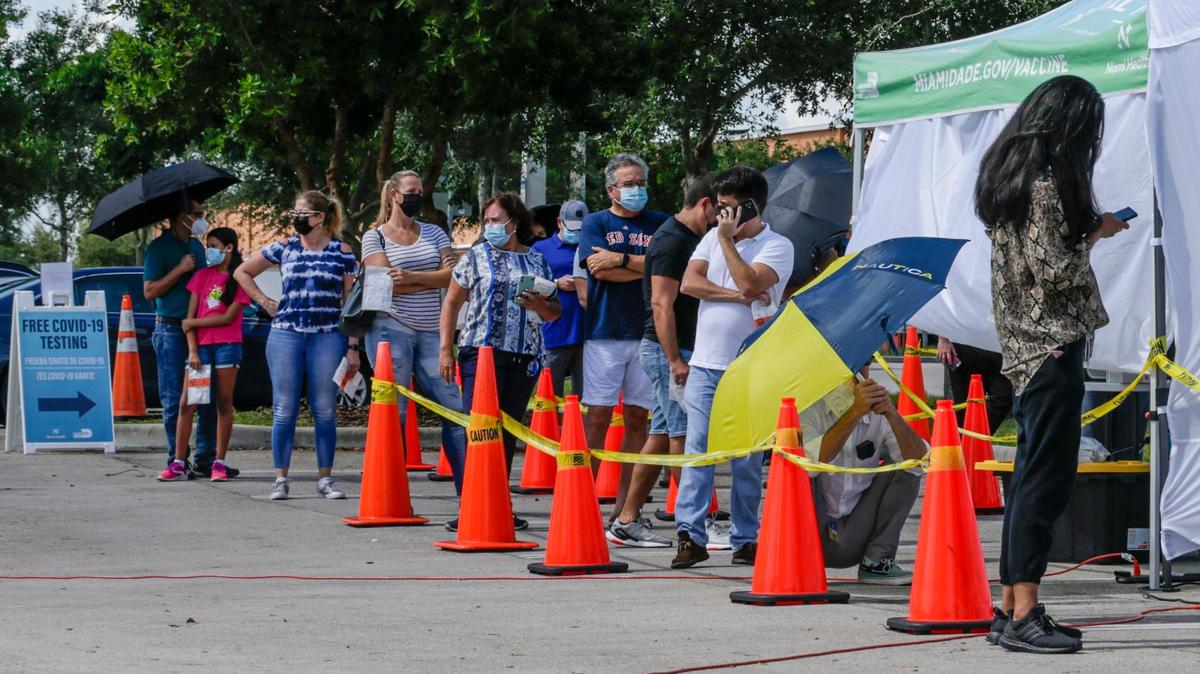 Varias personas esperan en fila para recibir una vacuna contra el COVID-19 en el nuevo centro de vacunación, instalado en el Centro de Capacitación de la Policía de Doral, en el 3719 NW de la 97 Avenida.