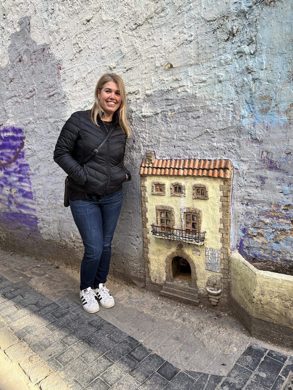 Aylin Tito, ex directora de marketing del prestigioso Museo de Arte de Boca Ratón, Florida, junto a la Casa de los Gatos en el histórico Barrio del Carmen de Valencia, España.