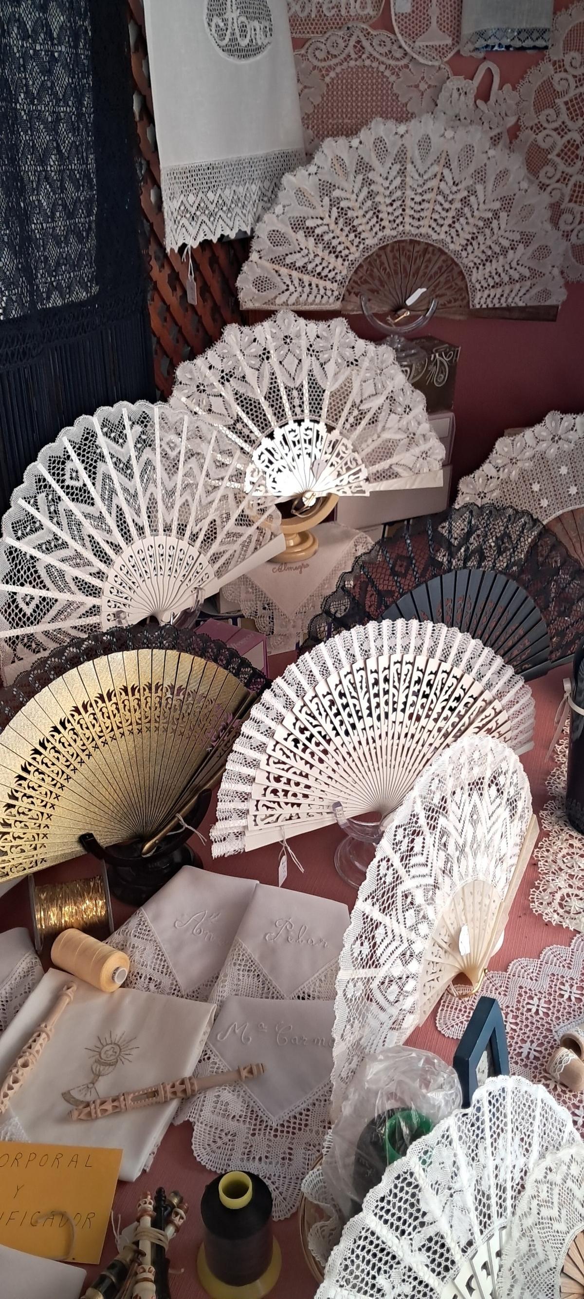 Encajes hechos con bolillos, tienda de Baldomero.