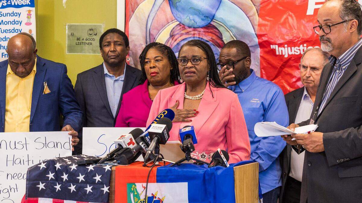 La comisionada de Miami-Dade, Marleine Bastien, habla rodeada de funcionarios electos locales y estatales, durante una conferencia de prensa convocada por el Movimiento de la Red de Acción Familiar para discutir la revocación del TPS de Haití por parte de la administración del presidente Trump, que afecta a miles de familias haitianas, el pasado 21 de febrero.