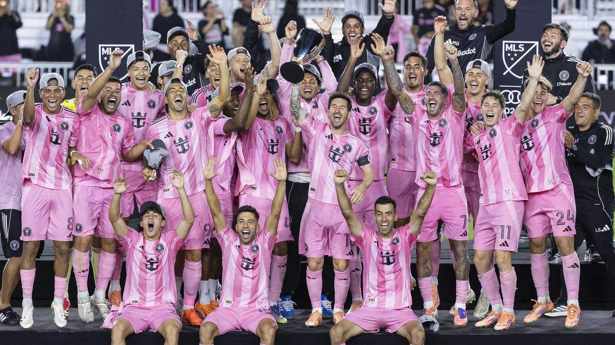 Los jugadores del Inter Miami celebran con el trofeo de la final de la Conferencia Este de la MLS tras derrotar al New York City FC, durante su partido en el Chase Stadium el sábado 29 de noviembre de 2025 en Fort Lauderdale, Florida.