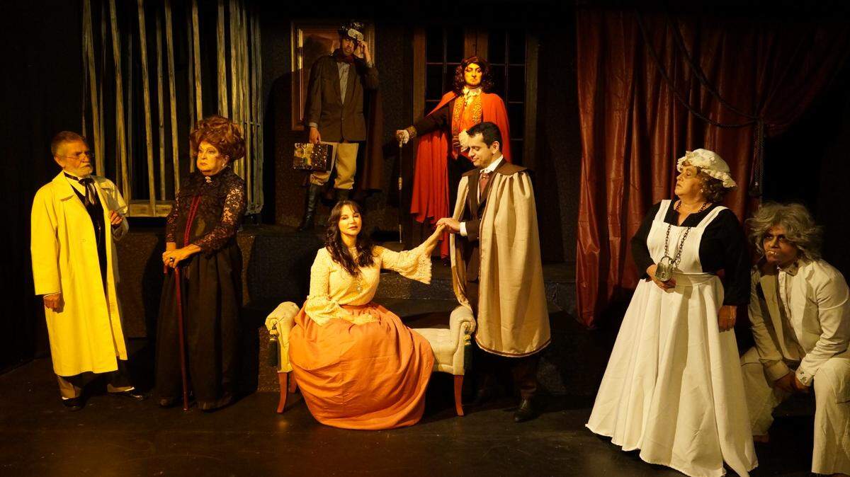 Elenco de ‘Drácula’. Desde la izquierda: Paut William, Jorge Ovies, Rei Prado, J.J. Paris. Abajo: Adriana Oliveiros, Salomón Barros, Alicita Lora y Luis Hernández.