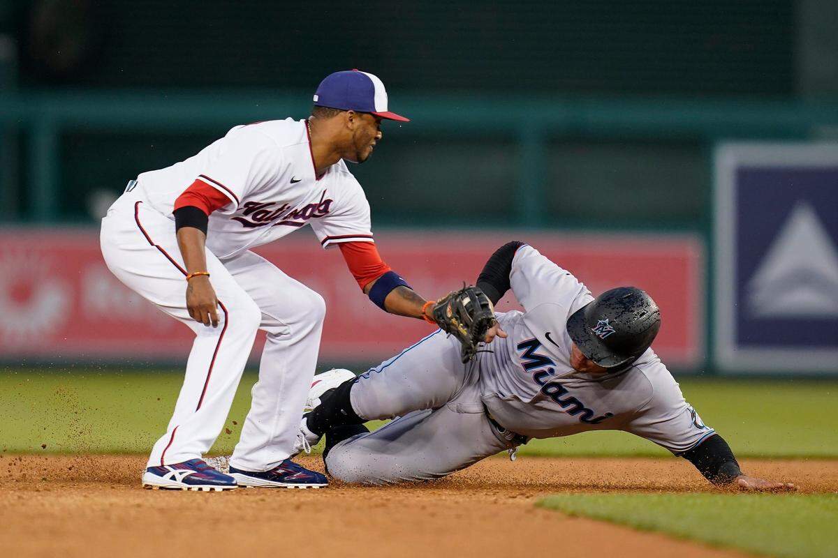 El jardinero de los Marlins de Miami Avisail García (der.) se roba la segunda base en el partido ante los Nacionales, celebrado el 26 de abril de 2022 en Washington.