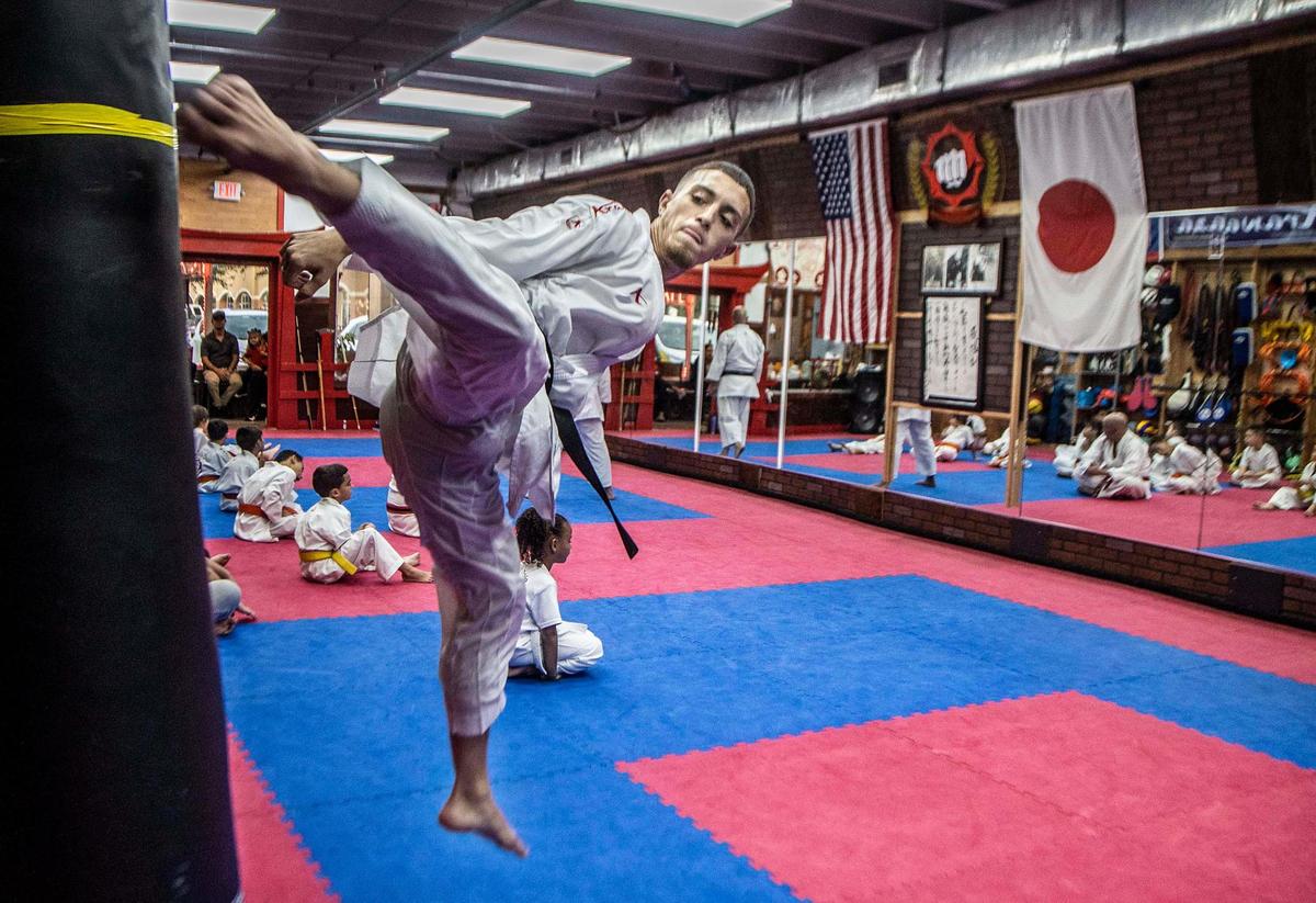 El karateca del equipo de Estados Unidos Edgar Torres, cinturón negro, segundo Dan, se entrena en el Art & Sport Center Bushido JKS en Hialeah, el 14 de septiembre de 2022.