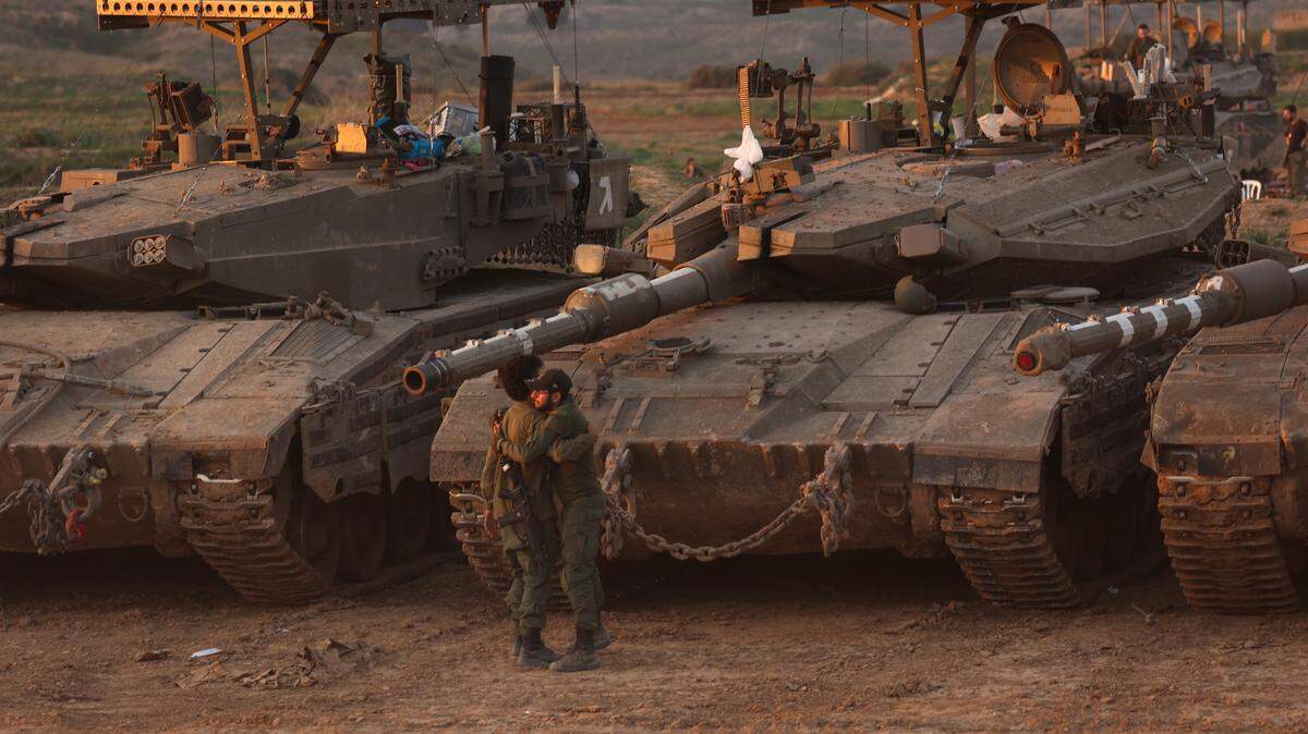 Tropas israelíes vigilan la frontera con la Franja de Gaza, el 22 de enero de 2024.