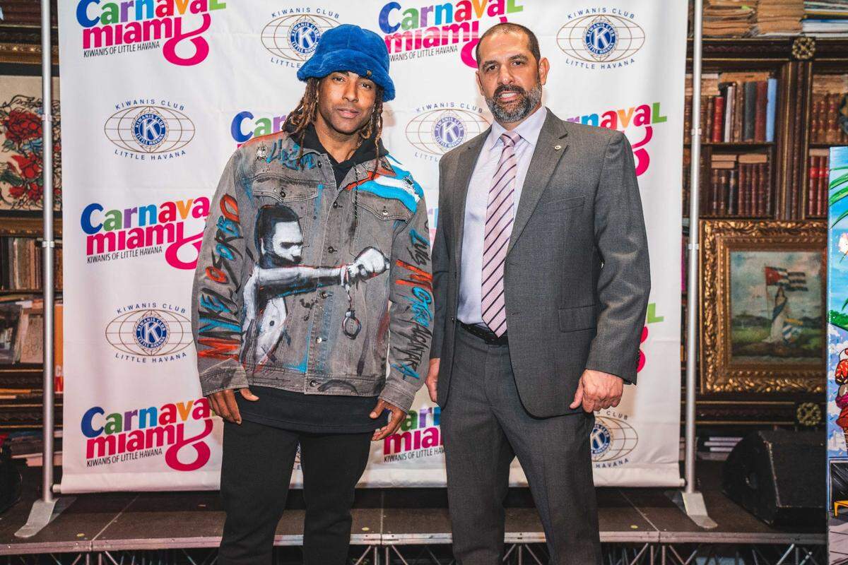 Yotuel Romero, Rey del Carnaval Miami junto a Alexander Pérez, presidente del Club Kiwanis de La Pequeña Habana.