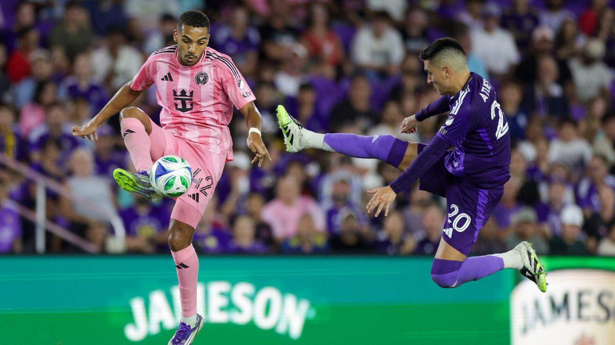 El jugador del Inter Miami Yannick Bright (izq.) trata de controlar la pelota ante la marca de Eduard Atuesta, de Orlando City, en el partido de la MLS celebrado el 10 de agosto de 2025 en Orlando.