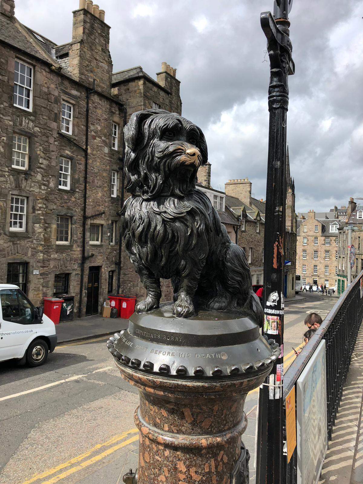 Estatua que recuerda al perro Bobby a la entrada del cementerio de Greyfriars, en Edimburgo.