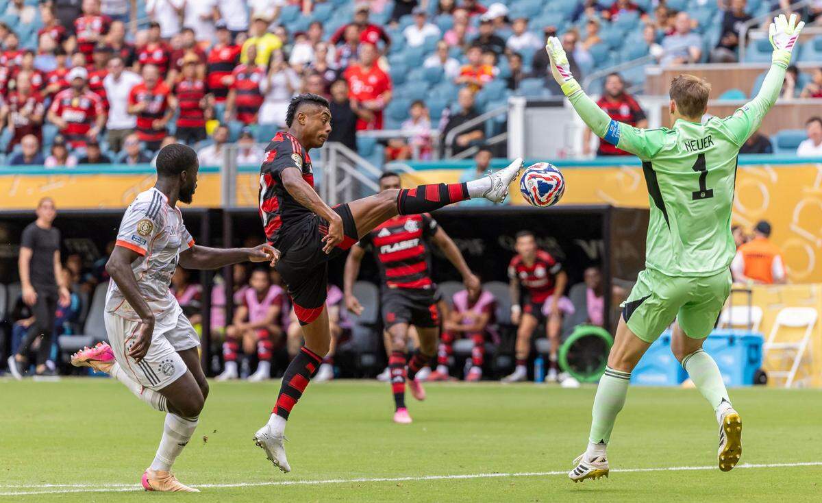 El jugador de Flamengo Bruno Henrique (27) trata de anotar frente al portero del Bayern Munich Manuel Neuer, en el partido de octavos de final del Mundial de Clubes, celebrado el 29 de junio de 2025 en el Hard Rock Stadium en Miami Gardens, Florida. 