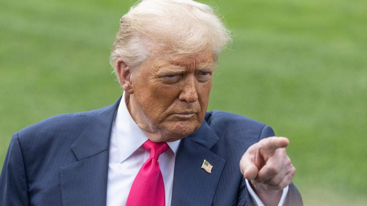 El presidente de EEUU, Donald Trump, habla con miembros de la prensa antes de abordar el Marine One en el jardín sur de la Casa Blanca, el 15 de julio de 2025, en Washington.