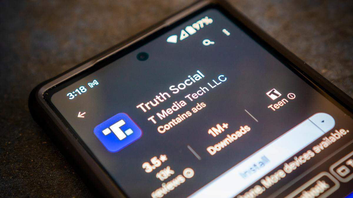 La aplicación Truth Social se muestra en un teléfono inteligente de Google en Nueva York el lunes 25 de marzo de 2024.