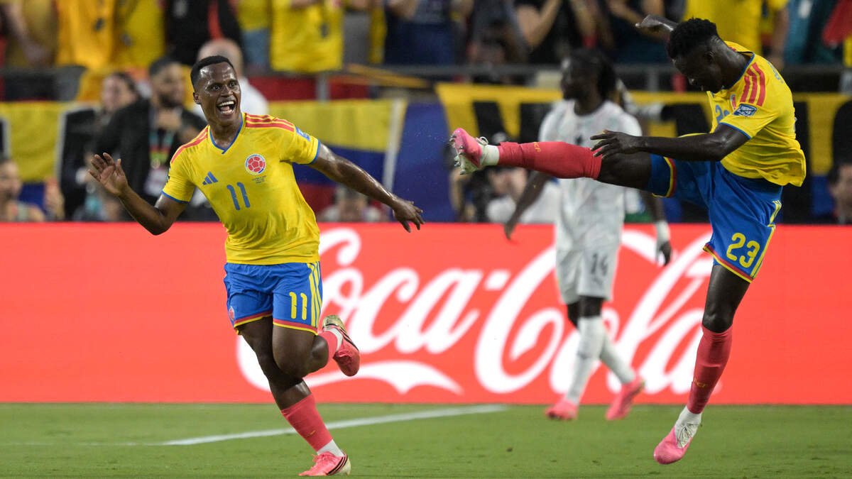 El centrocampista colombiano Jhon Arias (izq.) celebra el primer gol de su equipo durante el partido de dieciseisavos de final del Mundial de 2026 entre Colombia y Ghana, disputado en el estadio de Kansas City el 3 de julio de 2026. (Foto de JUAN MABROMATA / AFP vía Getty Images)