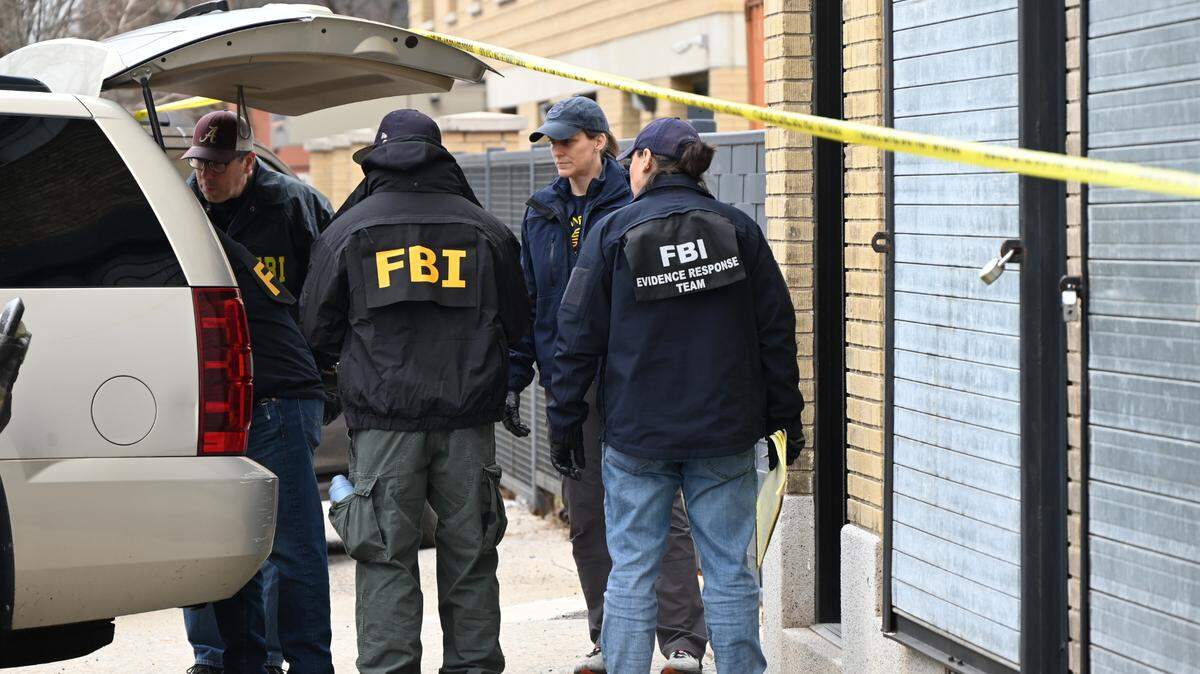 Agentes del FBI investigan el lugar donde ocurrió un doble homicidio en Mount Vernon, Nueva York, el miércoles 20 de marzo de 2024.