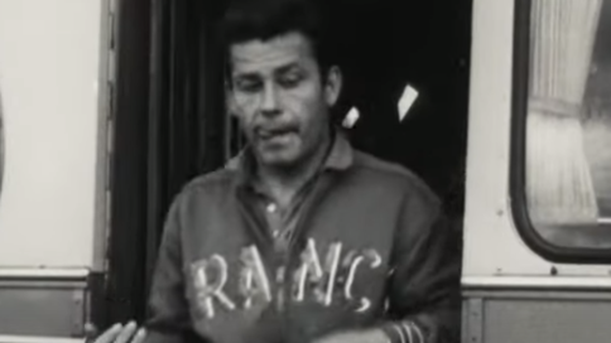 Just Fontaine, la estrella del fútbol francés que ostenta el récord de goles en un Mundial con sus 13 tantos en el de Suecia en 1958, falleció. Tenía 89 años.