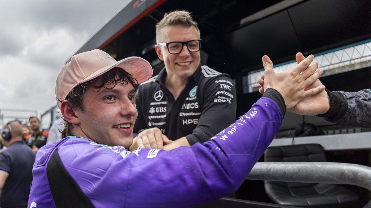 Kimi Antonelli, de Italia, piloto del monoplaza (12) del equipo Mercedes-AMG PETRONAS Formula One Team, celebra junto al ingeniero Peter Bonnington tras ganar el Gran Premio de Miami de Fórmula 1 Crypto.com de 2026 en el Autódromo Internacional de Miami, el domingo 3 de mayo de 2026, en Miami Gardens, Florida.