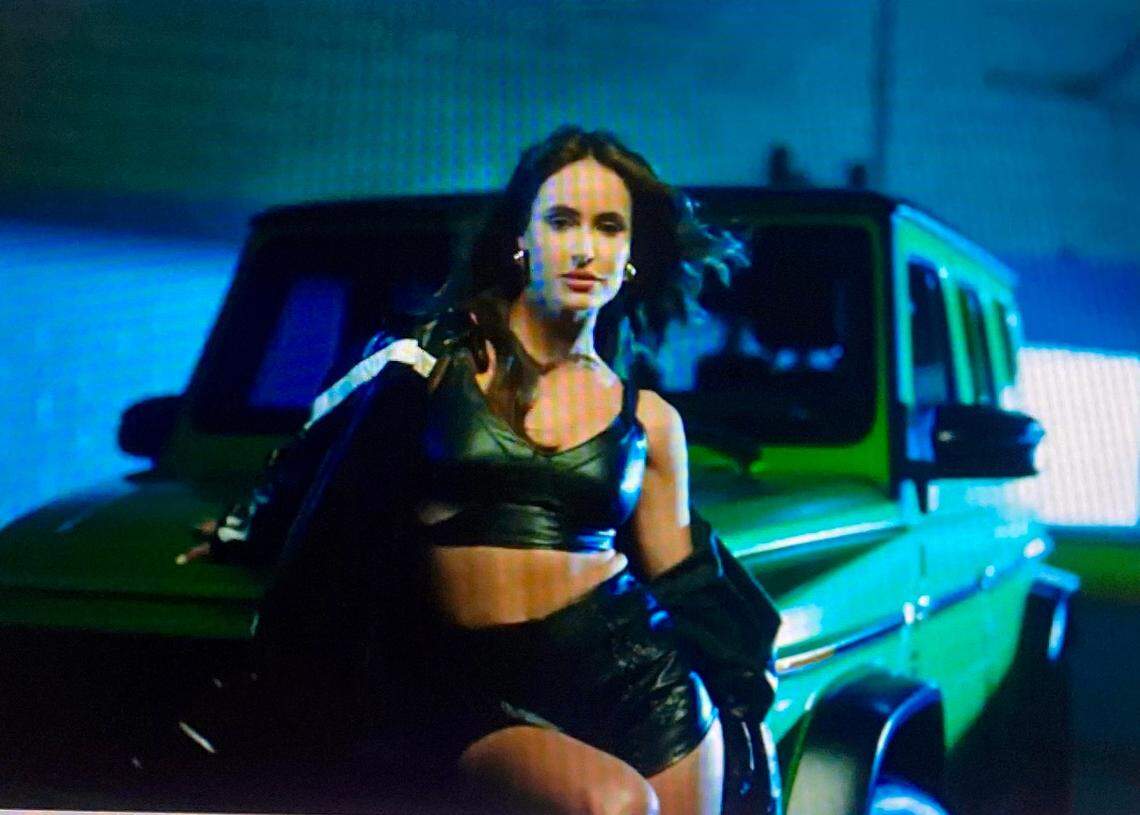 Lo de la guagua es mentira, Marianela Ancheta y Gente de Zona están sin GPS, como dice el tema repartero del dúo cubano, pero en un Mercedes verde, como para no llamar la atención, por las calles de Miami.