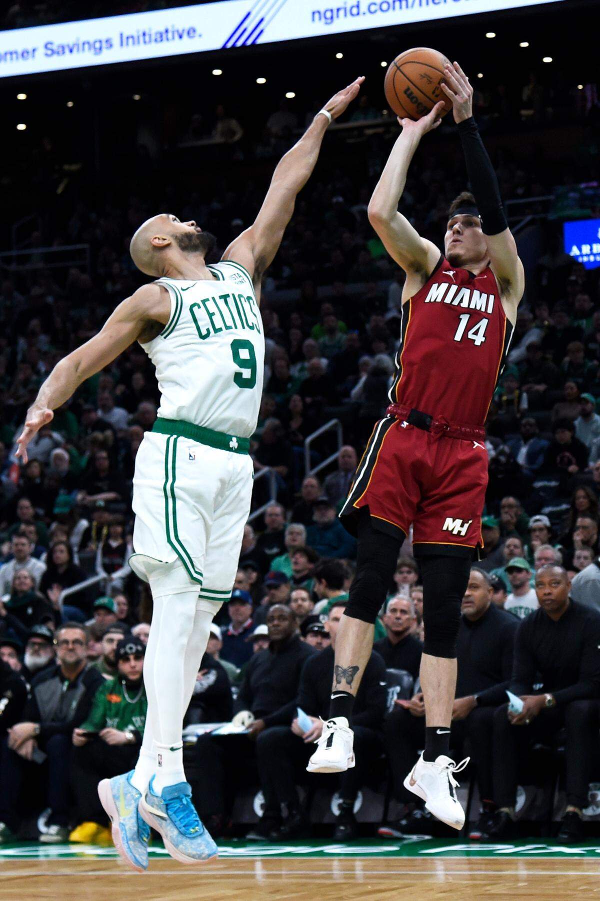 El jugador del Heat de Miami Tyler Herro tira al aro ante la marca de Derrick White, de los Celtics, en el partido celebrado el 21 de abril de 2024 en Boston.
