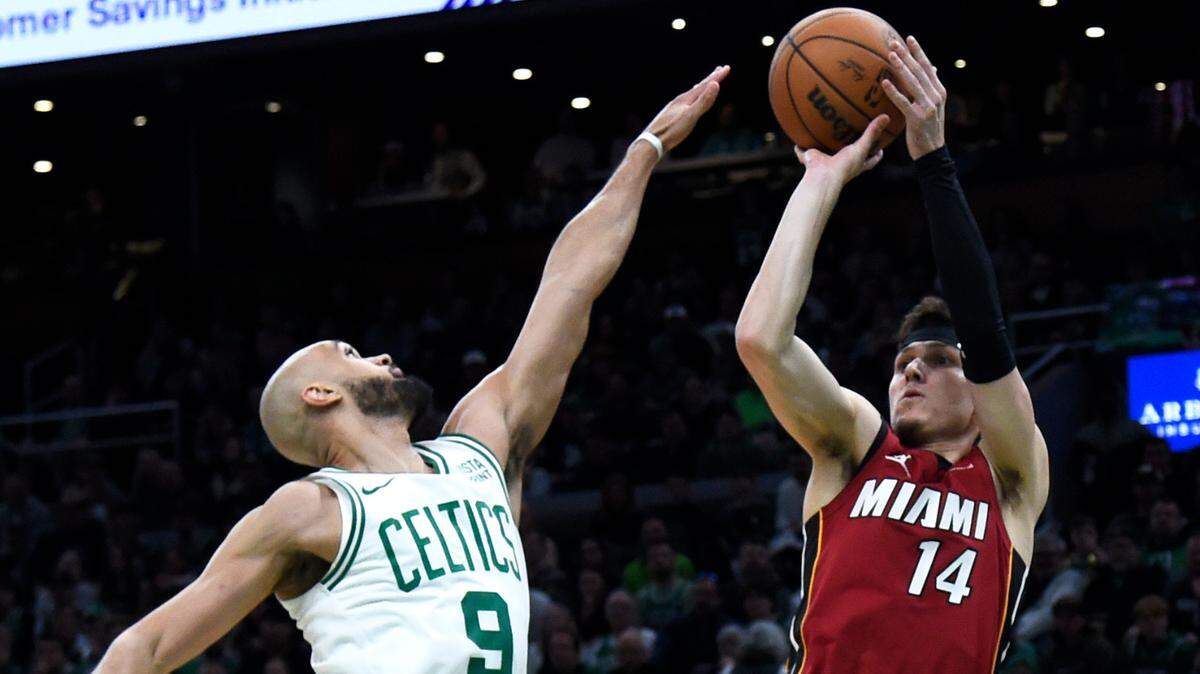 El jugador del Heat de Miami Tyler Herro tira al aro ante la marca de Derrick White, de los Celtics, en el partido celebrado el 21 de abril de 2024 en Boston.
