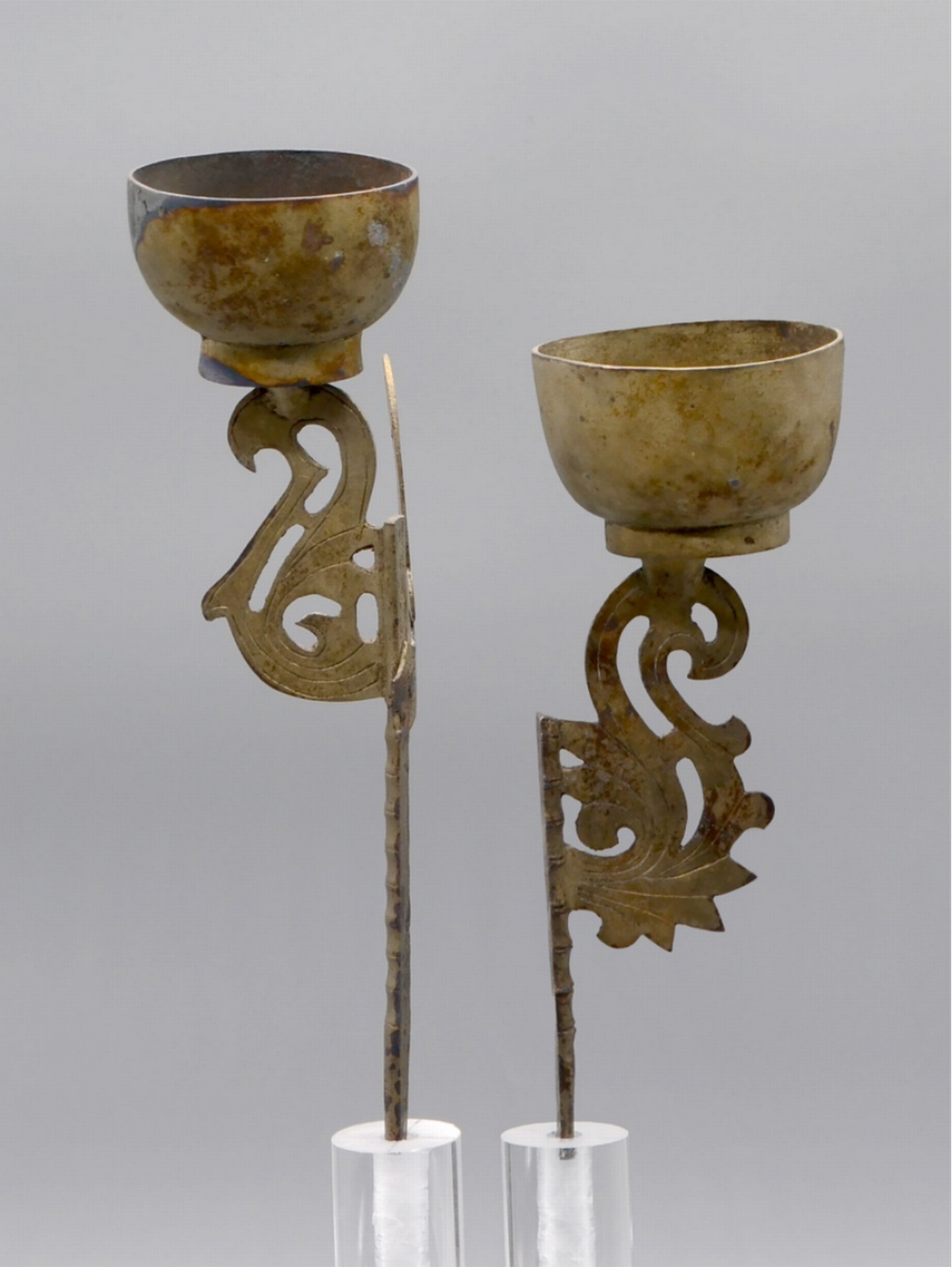 También se hallaron dos lámparas, y parte de un candelabro de bronce en uno de los pozos.