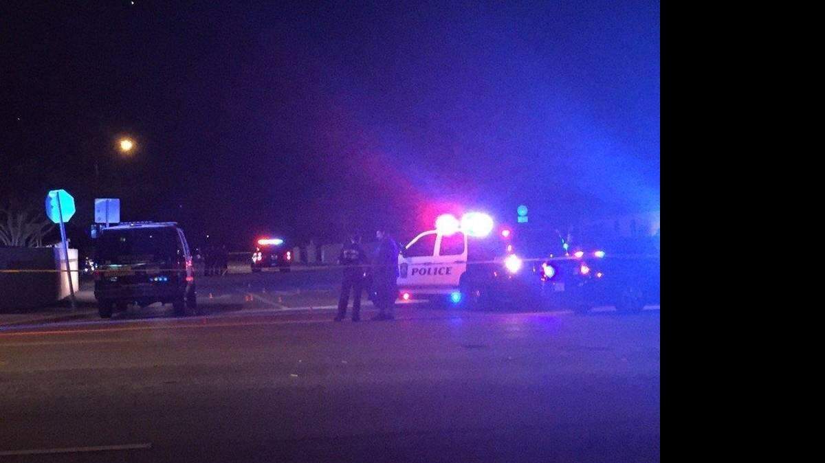 La policía bloqueó la avenida 37 en tanto buscaba y recogía evidencias de lo ocurrido. Carly Teproff-Miami Herald