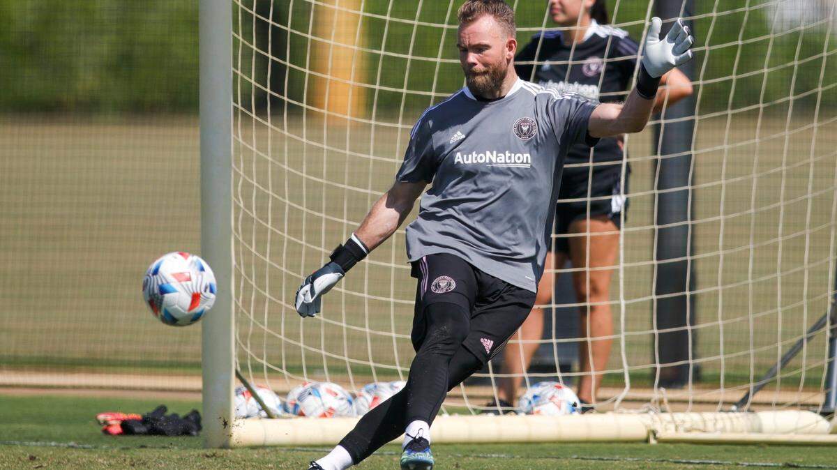 El recién firmado jugador del Inter Miami Nick Marsman patea el balón en un entrenamiento del equipo, el jueves 15 de julio de 2021 en Fort Lauderdale, Florida.