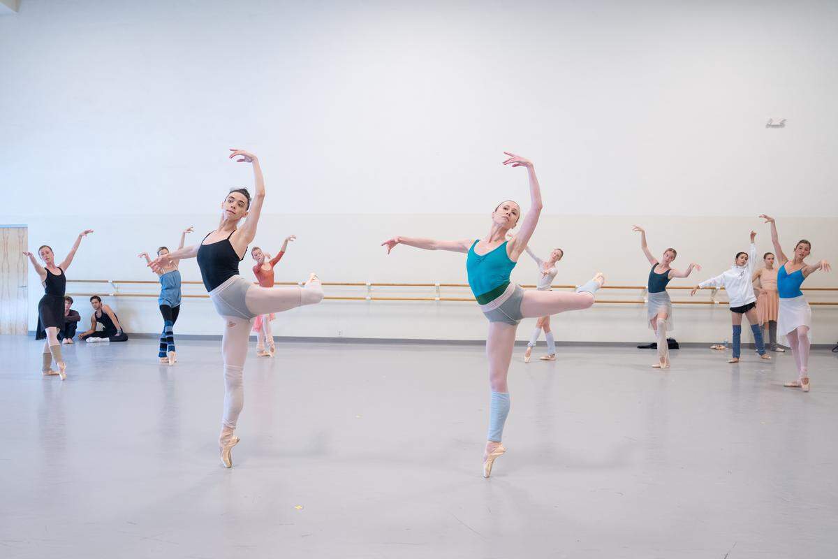 Adrienne Carter y Nicole Stalker ensayando la sección “Diamonds” del ballet  “Jewels”, coreografía de George Balanchine.
