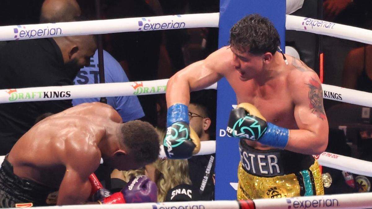 El guatemalteco Lester Martínez (der.) y el camerunés-canadiense Christian Mbili dejaron el alma en el ring el sábado en Las Vegas y piden revancha inmediata tras un empate de alto voltaje en la división supermediana.