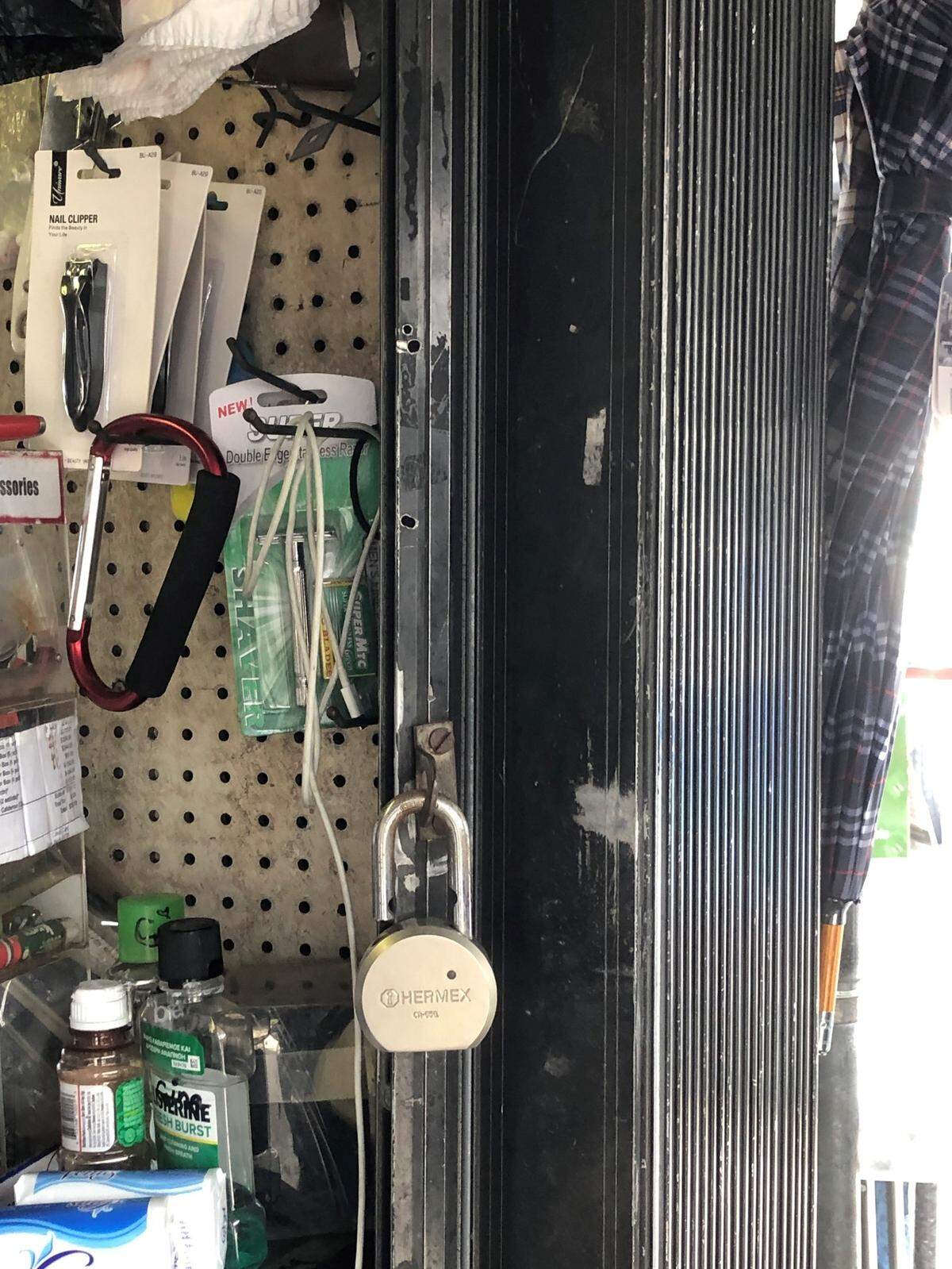 Merchants of the Opa-locka Hialeah Flea Market denounce the site’s administration for locking the doors of businesses that have decided not to pay the last week of rent to save for a move to another site.