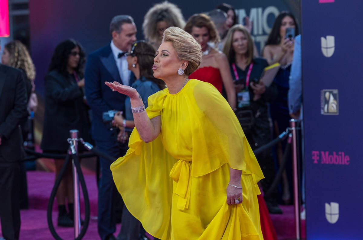 Bis La Medium llega a la alfombra magenta de Premio Lo Nuestro 2025, en el Kaseya Center de Miami, el jueves 20 de febrero de 2025.